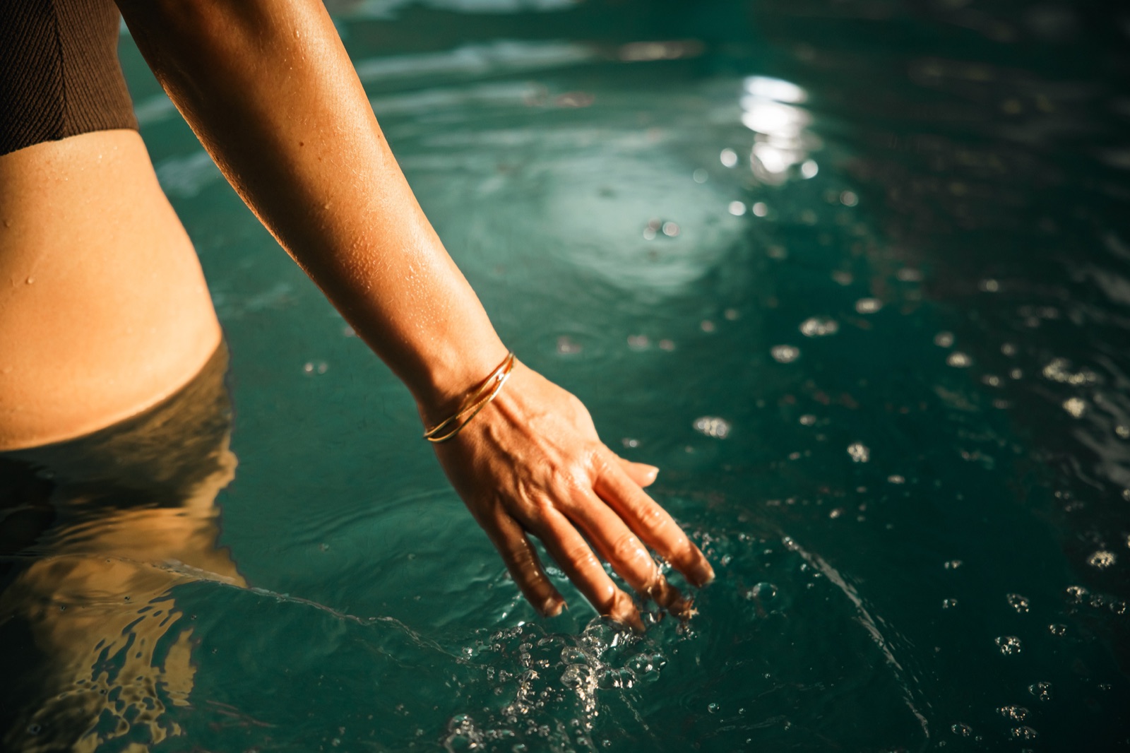 How does a bathhouse work